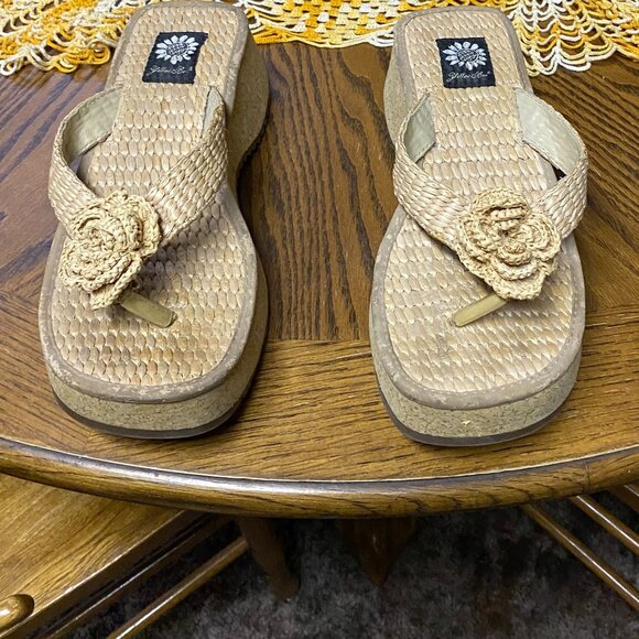 Yellow Box tan straw flower platform sandals, size 7.5" - Picture 1 of 8
